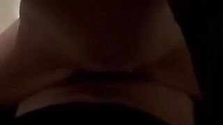 La studentessa cavalca il docente