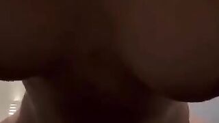 La studentessa cavalca il docente