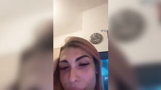 Ragazza tettona italiana spompina in cam