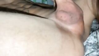 La zoccola gli fa una pompa con leccata di culo