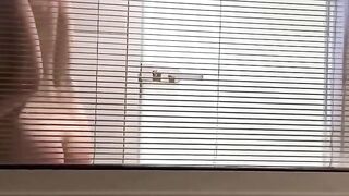 Guardone si sega spiando la vicina