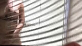 Guardone si sega spiando la vicina