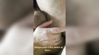 Un pompino con massaggio al culo