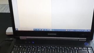 Anteprima del video: La fidanzata si masturba con un porno ma lui la sorprende