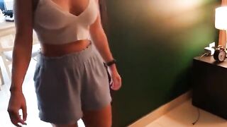 La fidanzata si masturba con un porno ma lui la sorprende