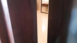 La fidanzata si masturba con un porno ma lui la sorprende