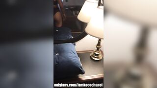 Nera sexy in un hotel