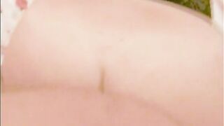 Francesca gioca con un vibratore