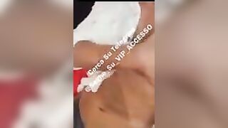 Influencer italiana si sditalina da sola