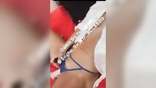 Influencer italiana si sditalina da sola