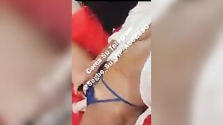 Influencer italiana si sditalina da sola