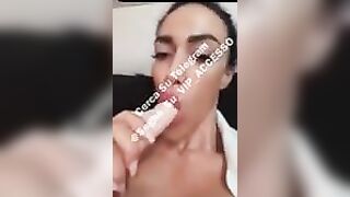 Influencer italiana si sditalina da sola