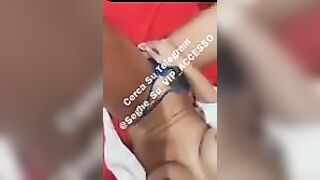 Influencer italiana si sditalina da sola