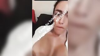 Influencer italiana si sditalina da sola