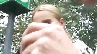 Giovane biondina tedesca pagata per scopare