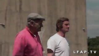 Giovane troietta bionda indaffarata