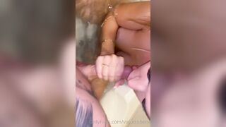 La biondina succhia il cazzo a Va Tutto Bene