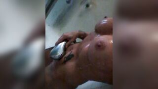 Amica ci invita sotto la doccia