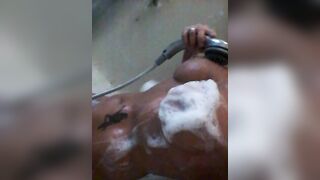 Amica ci invita sotto la doccia