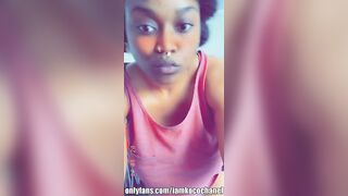 Modella nera mostra le sue tettone