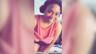 Modella nera mostra le sue tettone