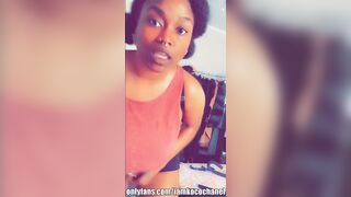 Modella nera mostra le sue tettone