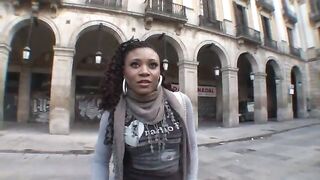 Un puttaniere cattura una giovane e bella ragazza nera