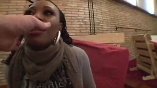 Un puttaniere cattura una giovane e bella ragazza nera