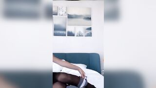 Nanda si masturba in diretta col vibratore