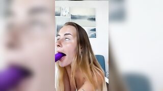 Nanda si masturba in diretta col vibratore