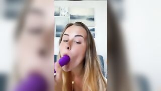 Nanda si masturba in diretta col vibratore