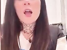 Giada si masturba nel bagno del supermercato