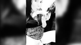 Giada si masturba nel bagno del supermercato