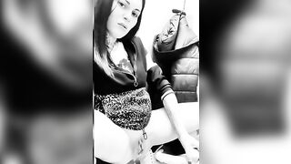 Giada si masturba nel bagno del supermercato