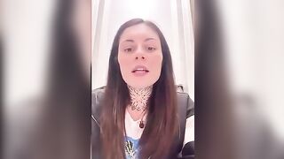 Giada si masturba nel bagno del supermercato