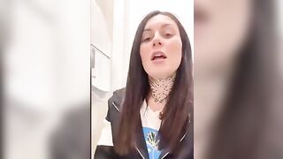 Giada si masturba nel bagno del supermercato