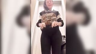 Giada si masturba nel bagno del supermercato