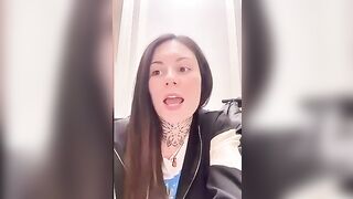 Giada si masturba nel bagno del supermercato