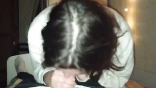 GIovane fidanzata italiana fa un pompino con ingoio