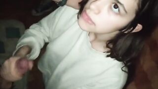 GIovane fidanzata italiana fa un pompino con ingoio