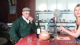 Bionda arrapata scopata in fattoria