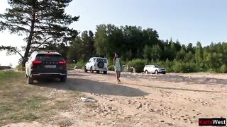 Giovane puttanella russa cattura un puttaniere in strada