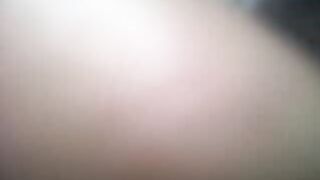 Una puttana si scopa il suo cliente nel bosco