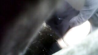 Una puttana si scopa il suo cliente nel bosco