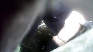 Una puttana si scopa il suo cliente nel bosco