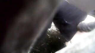 Una puttana si scopa il suo cliente nel bosco