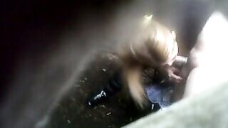 Una puttana si scopa il suo cliente nel bosco