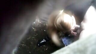 Una puttana si scopa il suo cliente nel bosco