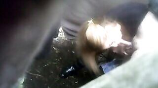 Una puttana si scopa il suo cliente nel bosco