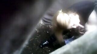 Una puttana si scopa il suo cliente nel bosco